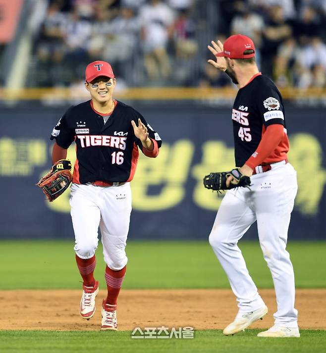 KIA 우익수 최원준(왼쪽)과 위즈덤(오른쪽)이 하이파이브를 하고 있다. 잠실 | 박진업 기자 upandup@sportsseoul.com