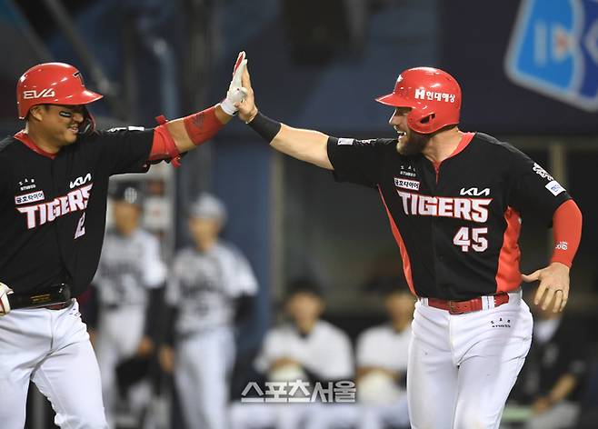 KIA 위즈덤이 김태군과 하이파이브를 하고 있다. 잠실 | 박진업 기자 upandup@sportsseoul.com