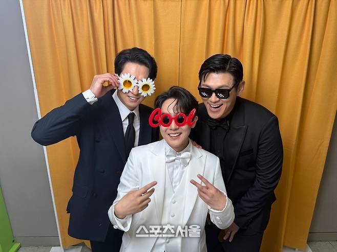 제19회 DIMF 어워즈에 참석한 (왼쪽부터) 뮤지컬 배우 강필석, 임규형, 강홍석이 대기실에 마련된 인생 네컷을 촬영하고 있다. 사진 | 표권향 기자 gioia@sportsseoul,com