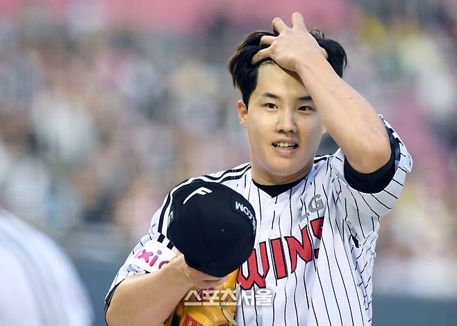 LG 선발투수 임찬규가 15일 잠실구장에서 열린 2025 KBO리그 키움과 경기 4회초 2사 1루 상황에서 키움 푸이그의 타구를 잡아낸 3루수 문보경의 호수비로 이닝을 마친 뒤 미소를 지으며 더그아웃으로 들어가고 있다. 잠실 | 박진업 기자 upandup@sportsseoul.com