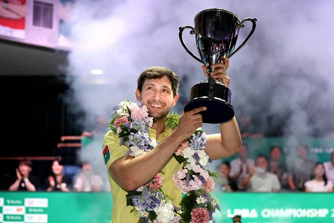 다비드 마르티네스가 7일 PBA 결승에서 우승한 뒤 우승컵을 들어보이고 있다. 사진제공=PBA