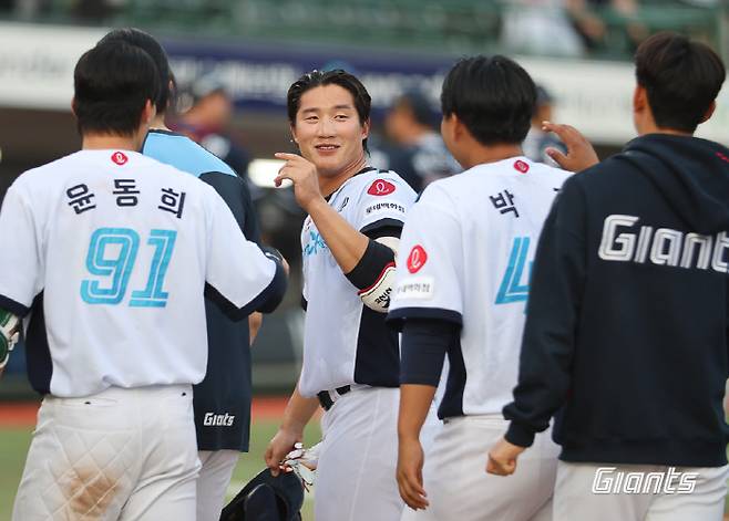 이주찬 끝내기 안타 세리머니. 사진제공=롯데 자이언츠