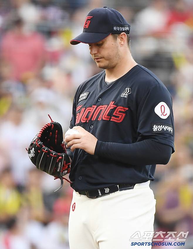 6일 광주 기아 챔피언스필드에서 열린 롯데-KIA전. 2회말 1사 1, 2루 김호령에게 12구 승부끝에 몸 맞는 볼을 던진 데이비슨이 아쉬워하고 있다. 광주=정재근 기자 cjg@sportschosun.com/2025.7.6/