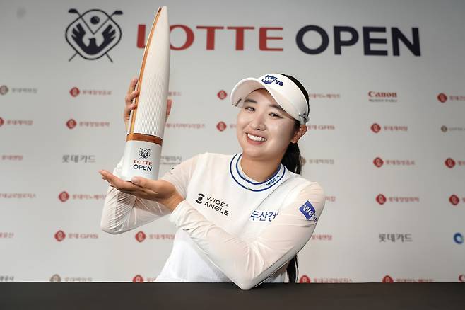 KLPGA 제15회 롯데 오픈 우승컵을 들고 있는 박혜준