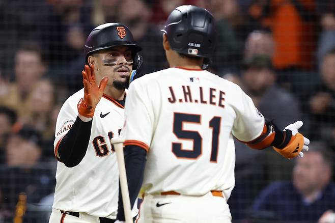 epa12223644 San Francisco Giants Willy Adames (L) is greeted by San Francisco Giants Jung Hoo Lee (R) after scoring against the Philadelphia Phillies during the eighth inning of the Major League Baseball (MLB) game between the Philadelphia Phillies and the San Francisco Giants in San Francisco, California, USA, 07 July 2025.  EPA/JOHN G. MABANGLO







<저작권자(c) 연합뉴스, 무단 전재-재배포, AI 학습 및 활용 금지>