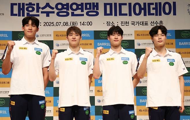 (진천=연합뉴스) 김성민 기자 = 경영 국가대표팀 선수들이 8일 충북 진천 국가대표선수촌에서 기념 촬영을 하고 있다. 왼쪽부터 김영범, 김우민, 황선우, 이호준. 2025.7.8<저작권자(c) 연합뉴스, 무단 전재-재배포, AI 학습 및 활용 금지>