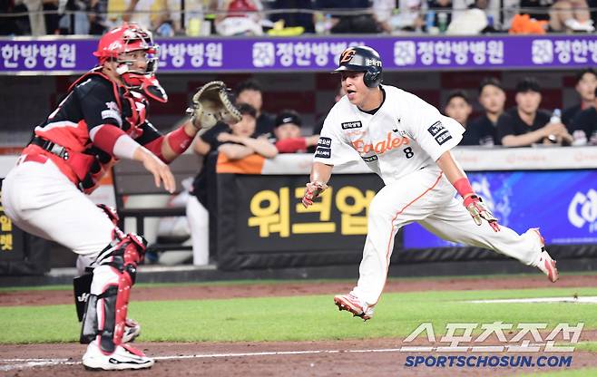 3회말 1사 만루. 채은성이 3타점 2루타를 날렸다. 1루주자 노시환이 득점에 성공하고 있다.