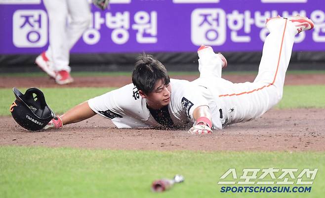 4번 타자가 이렇게 열심히 달릴 수 있을까? 3회말 1사 만루. 채은성의 2루타 때 득점까지 성공한 1루주자 노시환.