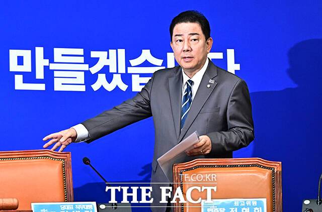 김병기 민주당 당대표 직무대행 겸 원내대표가 7일 오전 서울 여의도 국회에서 열린 최고위원회의에 참석해 모두발언을 하는 모습. /배정한 기자