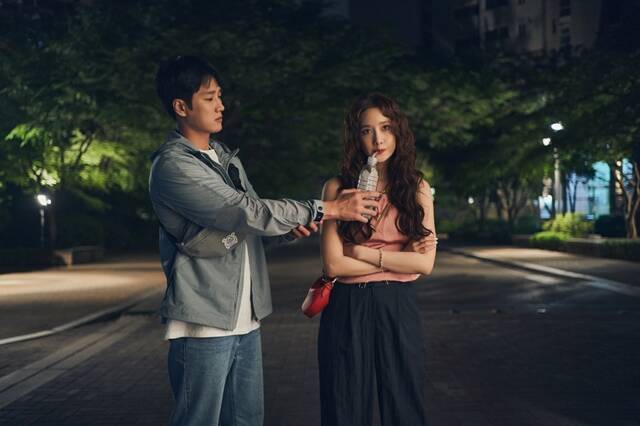 '악마가 이사왔다' 안보현(왼쪽)과 임윤아의 새로운 스틸컷이 공개됐다. /CJ ENM