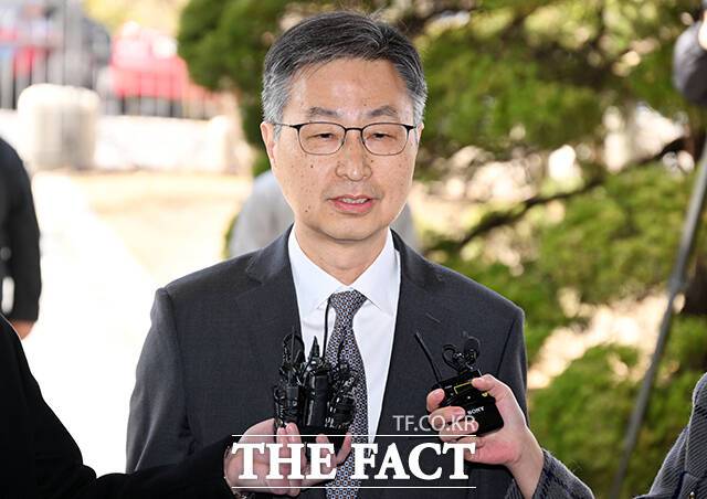 시민단체가 '21그램'에 대한 감사를 방해했다며 최재해 감사원장과 유병호 감사원 감사위원을 김건희 여사를 둘러싼 의혹을 수사하는 민중기 특별검사(특검)에 고발했다. 사진은 지난 3월13일 탄핵안 통과로 직무가 정지됐던 최 원장이 서울 종로구 감사원에 출근하고 있는 모습. /배정한 기자