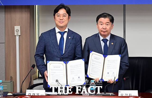 유철환 국민권익위원장(오른쪽)과 김정욱 대한변호사협회장이 8일 오후 서울 종로구 정부서울청사에서 열린 국민 권익구제 및 청렴 사회 구현을 위한 업무협약식에 참석해 기념촬영을 하고 있다. /임영무 기자