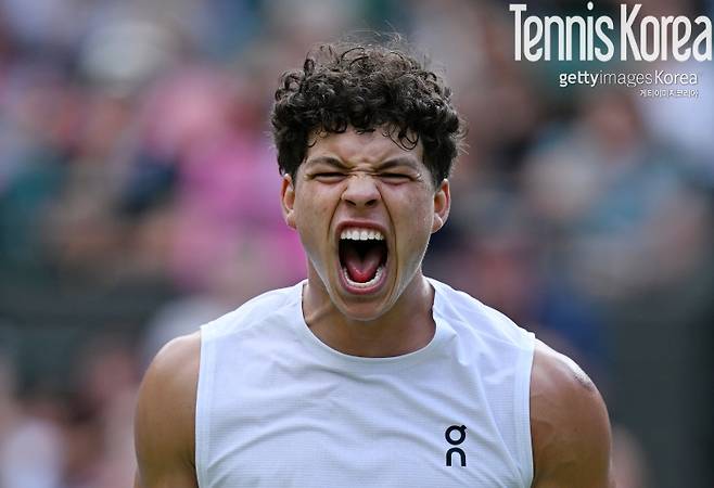 경기 중 환호하고 있는 쉘튼