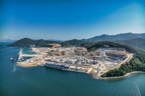 SK오션플랜트 신야드(고성 양촌용정지구) 조성 현장. 2025년 7월 현재 1단계 매립 공사 공정률은 95%를 기록하고 있다. SK오션플랜트