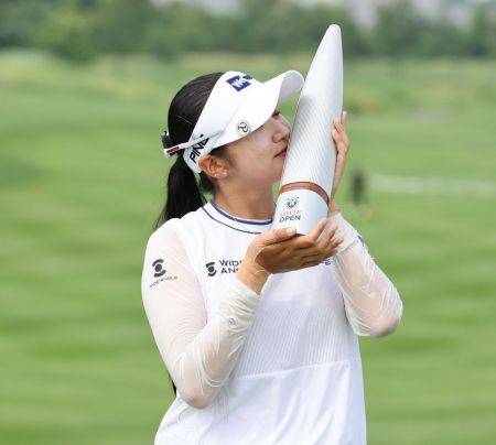 박혜준이 롯데 오픈 우승 직후 트로피에 입맞춤을 하고 있다. 사진제공=KLPGA