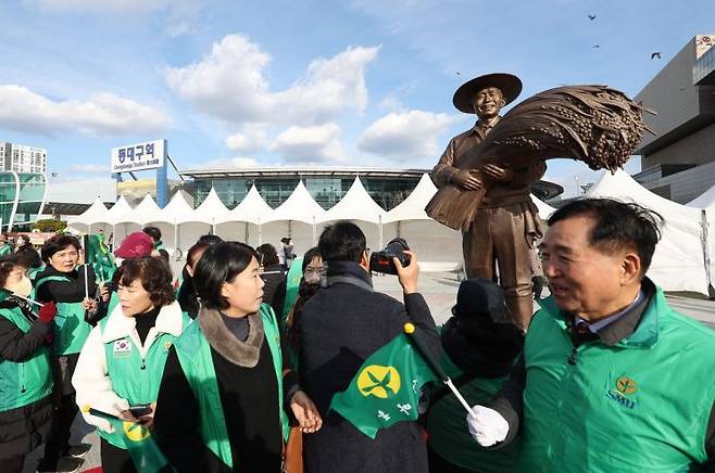 동대구역에 모습 드러낸 박정희 동상. 연합뉴스,