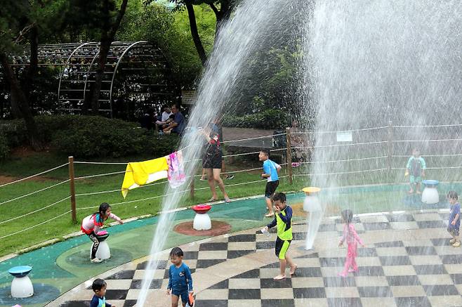 무더위 속 곳곳 소나기…서울 낮 최고 36도 ‘폭염경보’[오늘날씨]= 화요일인 오늘(8일) 날씨는 전국이 가끔 구름이 많은 가운데, 전라권내륙에 5~40mm의 소나기가 내리는 곳이 있겠다. 특히 서울·대전의 낮 기온이 36도까지 오르는 등 서쪽 지역의 기온이 크게 오를 것으로 보인다. 오늘날씨, 내일날씨, 주간날씨 예보 ⓒbnt뉴스