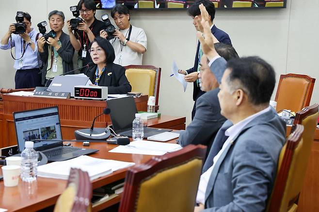 7일 오후 서울 여의도 국회에서 열린 제427회국회(임시회) 과학기술정보방송통신위원회 제1차 전체회의에서 국민의힘 최형두, 신성범 의원이 방송3법(방송법·방송문화진흥회법·한국교육방송공사법 개정안) 반대 거수 표결을 하고 있다./뉴스1