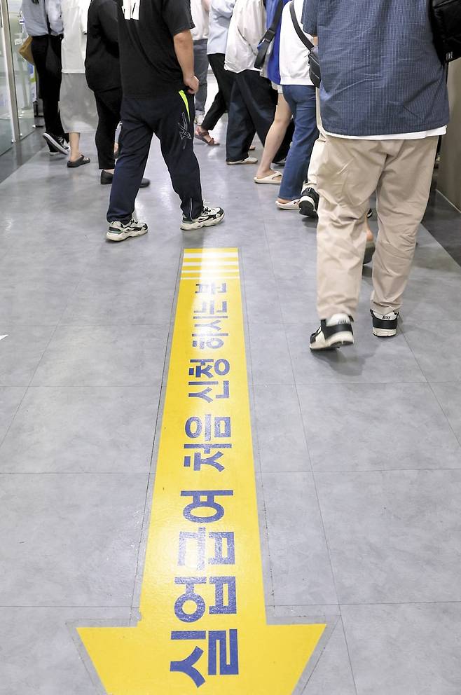 7일 서울 마포구 서울서부고용복지플러스센터에 실업 급여를 신청하려는 구직자들이 몰려 있다. 실업 급여는 고용 보험에 가입해야 받을 수 있다. 정부는 초단시간 근로자들도 실업 급여를 받을 수 있도록 고용 보험 가입 기준을 바꾸기로 했다./김지호 기자