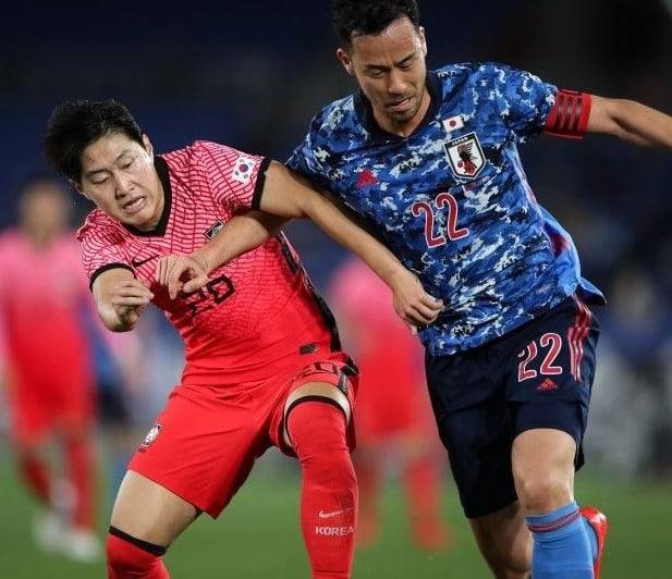 2021년 3월 일본 요코하마 닛산스타디움에서 열린 남자 축구 한일전에서 이강인(왼쪽)과 요시다 마야가 몸싸움하고 있다./대한축구협회