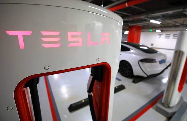 서울 강남구의 한 테슬라 전기차 전용 충전구역./뉴스1