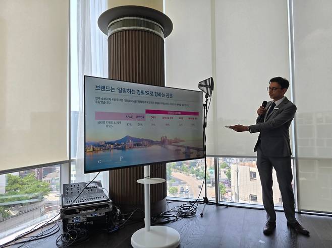 콜린슨 인터내셔널 아태 지역 비즈니스 솔루션 부사장 로한 발라(Rohan Bhalla)가 서울에서 열린 기자간담회에서 ‘2025 아시아태평양 소비자 행복 보고서’에 대해 설명하고 있다. /류현정