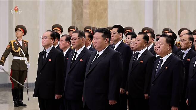 김정은 북한 국무위원장이 김일성 주석 사망 31주기를 맞아 8일 12시 금수산태양궁전을 참배했다고 조선중앙TV가 8일 보도했다./연합뉴스