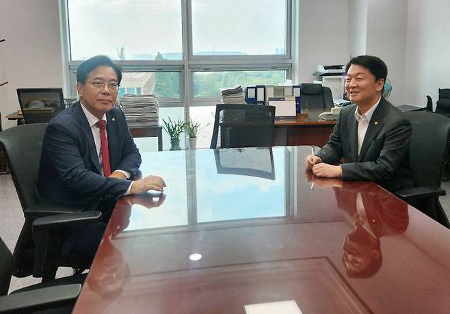 국민의힘 송언석 비상대책위원장과 안철수 혁신위원장이 지난 3일 의원회관에서 만나 당 혁신위 관련 대화를 하고 있다. ⓒ뉴시스