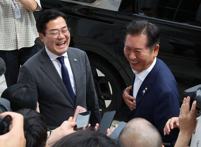 더불어민주당 당대표 선거에 출마한 정청래(오른쪽), 박찬대 의원이 지난 2일 오후 국회에서 열린 검찰개혁 토론회를 마치고 취재진 질문에 답하고 있다. ⓒ뉴시스