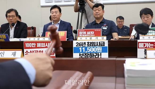 8일 세종시 정부세종청사에서 열린 최저임금위원회 10차 전원회의에서 노사 위원들이 이인재 위원장의 회의 시작을 보고 있다. ⓒ뉴시스