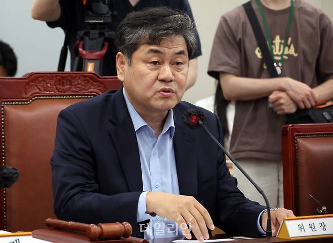 이인재 최저임금위원장이 8일 세종시 정부세종청사에서 열린 최저임금위원회 10차 전원회의에서 발언하고 있다. ⓒ뉴시스