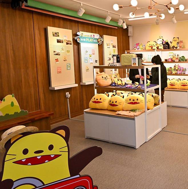 강원 정선군 정선읍 아리랑마을 콘텐츠홀에 위치한 정선 캐릭터 전문 판매점 ‘와와상점’ 전경. 정선군 제공