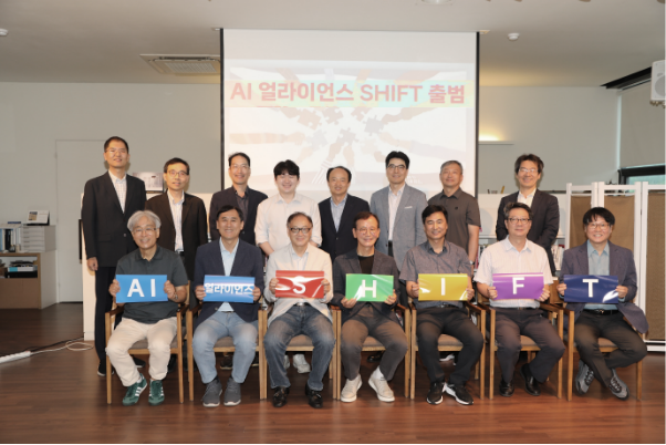 AI 얼라이언스를 기획한 케이그라운드벤처스 조남훈 대표(앞줄 왼쪽 두번째)와 K-피지컬 AI 협의체 의장단(공동의장 윤석진 전 KIST원장, K-바이오랩허브 한인석 단장, 조남훈 대표) 및 스타트업들. 사진제공=케이그라운드 벤처스