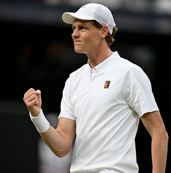 얀니크 신네르가  7일(현지시간) 윔블던 8강 진출을 자축하고 있다. 런던=신화 뉴시스