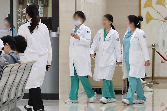 25일 서울 시내 대학병원에서 의료진들이 이동하고 있다. 2025.06.25. 서울=뉴시스