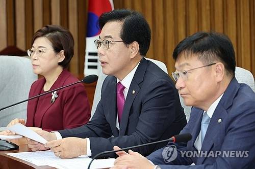 송언석(가운데) 국민의힘 송언석 비대위원장 겸 원내대표가 8일 서울 여의도 국회에서 열린 원내대책회의에서 발언하고 있다. [연합뉴스]