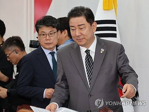 김병기(오른쪽) 더불어민주당 당대표 직무대행 겸 원내대표가 8일 서울 여의도 국회에서 열린 더불어민주당 원내대책회의에 참석하고 있다. [연합뉴스]