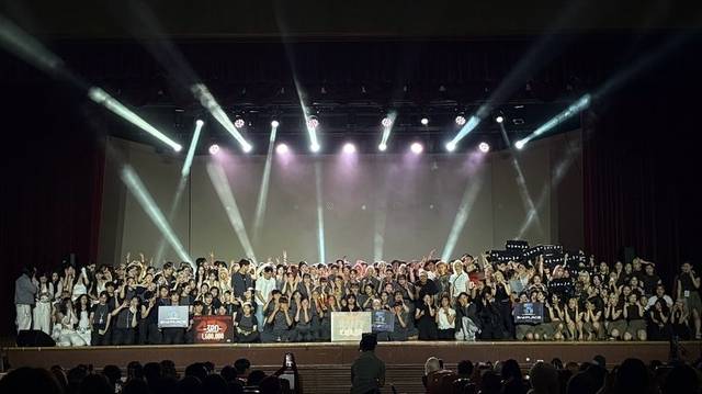 세종대 미래교육원 실용무용전공의 ‘2025 세종실용무용제 FINAL MEGA PERFORMANCE’ 참가자 및 관계자들이 기념촬영을 하고 있다.  [세종대 제공]