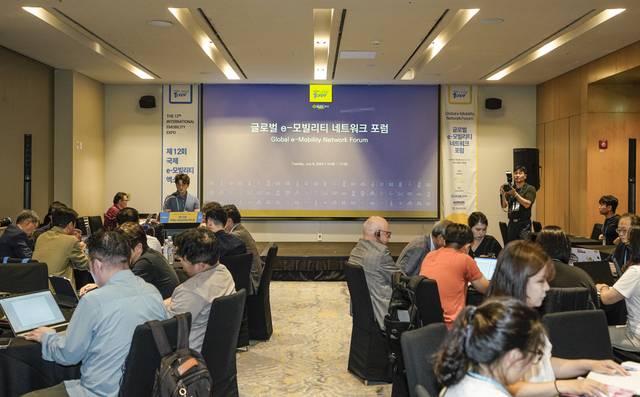 한국자동차기자협회는 8일 제주신화월드 한라룸에서 ‘2025 전동화 시대로의 대전환’을 주제로 ‘글로벌 e-모빌리티 네트워크 포럼’을 개최했다. 한국자동차기자협회 제공