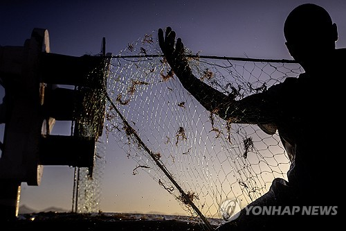 어망으로 조업하는 어민. *기사 내용과 직접 관련 없는 사진임. [EPA=연합뉴스]