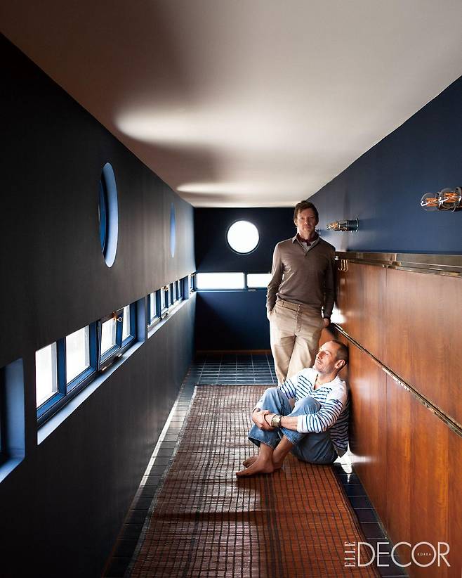 라티튜드 43(Latitude 43)에 서 있는 디모레밀라노의 공동 창립자 브리트 모란(Britt Moran)과 에밀리아노 살치(Emiliano Salci). ㅍ