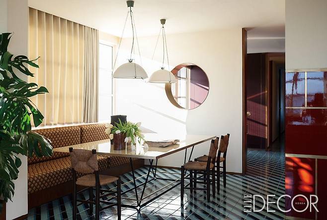 다이닝에는 디모레밀라노의 캠핑 테이블, 샤를로트 페리앙의 의자, 에릭 군나르 아스플룬드(Erik Gunnar Asplund)가 디자인한 ‘패러슈트(Parachute)’ 조명을 뒀다.