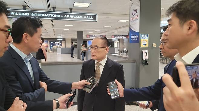 위성락 국가안보실장이 6일(현지시간) 미국 워싱턴DC 인근 덜레스 국제공항에서 특파원들을 만나 미국과 협의 계획에 대해 설명하고 있다. 연합뉴스