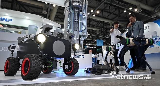 안전보건공단이 주최하는 스마트안전보건박람회가 7일 경기 고양시 킨텍스에서 열렸다. 참관객이 한국수력원자력의 방사선 구역을 모니터링 장비 '햄스터'를 살펴보고 있다.  이동근기자 foto@etnews.com
