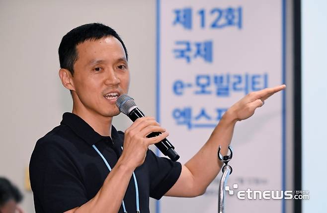 글로벌 e-모빌리티 네트워크 포럼이 '2025 전동화 시대로의 대전환'을 주제로 8일 제주 서귀포시 신화월드 랜딩컨벤션센터에서 열렸다. 정창호 현대차·기아 기술연구소 배터리 개발실장이 '현대차 전동화, 배터리 개발 및 안전 전략'을 주제로 발표하고 있다. 제주=이동근기자 foto@etnews.com