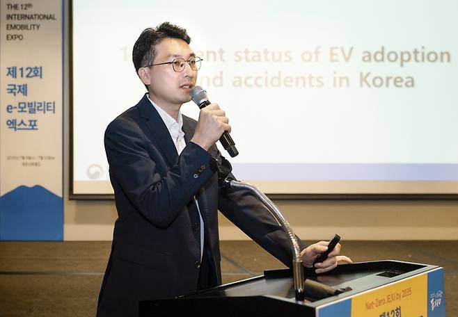 박용선 국토교통부 자동차정책과장이 8일 제주신화월드에서 한국자동차기자협회가 개최한 '2025 전동화 시대의 대전환' 포럼에서 전동화 시대 모빌리티 안전 정책을 주제로 발표하고 있다.