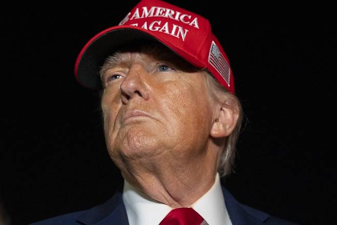 [앤드루스 공군기지=AP/뉴시스] 도널드 트럼프 미국 대통령이 4일(현지 시간) 미국 메릴랜드 앤드루스 공군기지에 도착해 취재진 질문에 답하고 있다. 2025.07.04. /사진=뉴시스