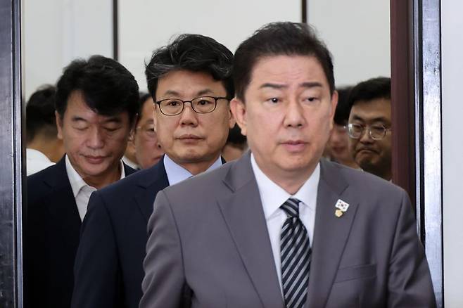 더불어민주당 김병기 대표 직무대행 겸 원내대표가 8일 국회에서 열린 원내대책회의에 참석하고 있다. 사진=서동일 기자