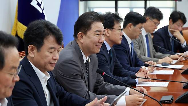 더불어민주당 김병기 대표 직무대행 겸 원내대표가 8일 국회에서 열린 원내대책회의를 주재하고 있다. 사진=서동일 기자