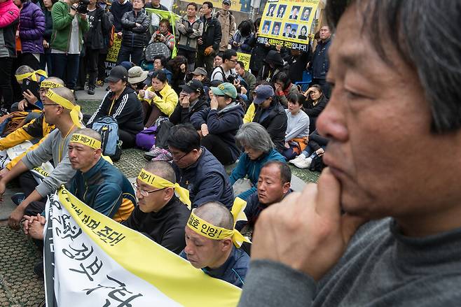 2015년 4월2일 세월호 참사 1주기를 앞두고 박근혜 정부가 배·보상 기준과 금액을 발표하자 세월호 유가족들은 “돈으로 능욕당했다”며 정부를 규탄하고 삭발을 감행했다. 박래군은 ‘세월호참사 국민대책회의’ 공동운영위원장을 맡아 유가족들의 시위 현장에 늘 함께했다. 박승화 선임기자 eyeshoot@hani.co.kr